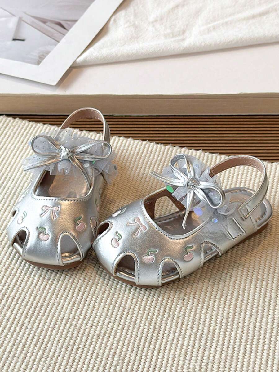 Sandal ren nơ cho bé gái, sandal mùa hè chống trơn trượt đế mềm có khóa dán cho bé. - Bạc - Xem 1