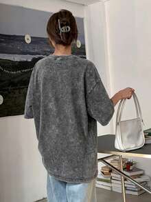 Camiseta de mujer de verano con estampado. Estilo urbano, adecuada para uso casual al aire libre, camiseta de cuello redondo de corte slim, de manga corta, lavada, en color negro clásico. - Negro - Ver 7