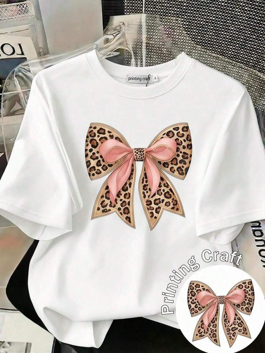 Nueva camiseta de manga corta con cuello redondo para mujeres, diseño primavera-verano, combina perfectamente un nudo de mariposa moderno y minimalista con estampados de letras en inglés, transpirable y absorbe la sudoración.Envío directo desde nuestro almacén local, modelo para parejas, ideal para llevar en pareja. - Blanco - Ver 1