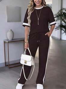 Conjunto de 2 piezas para mujer de primavera/verano, top de manga corta de cuello redondo y contraste de color casual y versátil, y pantalones rectos de cintura alta con cordón - Marrón oscuro 90 - Ver 4