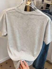 Women's Short-Sleeved T-Shirt With A Round Neck, Loose Fit, And Cute Casual Design. A Casual Summer And Vacation Outfit With A "Blessing" Print. Suitable For Holidays Such As Valentine's Day, Back To School, And Teacher's Day. This Short-Sleeved T-Shirt With A Letter Print Is Soft, Loose, And Comfortable, Offering A Versatile And High-End Casual Style. - 灰色的 - 查看 3