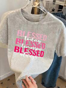 Women's Short-Sleeved T-Shirt With A Round Neck, Loose Fit, And Cute Casual Design. A Casual Summer And Vacation Outfit With A "Blessing" Print. Suitable For Holidays Such As Valentine's Day, Back To School, And Teacher's Day. This Short-Sleeved T-Shirt With A Letter Print Is Soft, Loose, And Comfortable, Offering A Versatile And High-End Casual Style. - 灰色的 - 查看 7