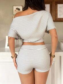 Set de 2 piezas con top de manga corta con hombro asimétrico y rayas, y shorts de talle bajo para mujer, para primavera/verano - Gris Claro - Ver 2