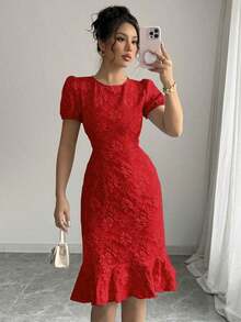 Vestido elegante de mujer de tela jacquard con cuello redondo, mangas abullonadas y volante en el bajo, de silueta ceñida y longitud media.Adecuado para diversos ocasiones como uso diario, cócteles y estilo callejero.Verano - Rojo - Ver 1