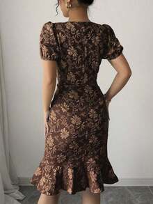 Vestido elegante de mujer de tela jacquard con cuello redondo, mangas abullonadas y volante en el bajo, de silueta ceñida y longitud media.Adecuado para diversos ocasiones como uso diario, cócteles y estilo callejero.Verano - Café integral - Ver 2