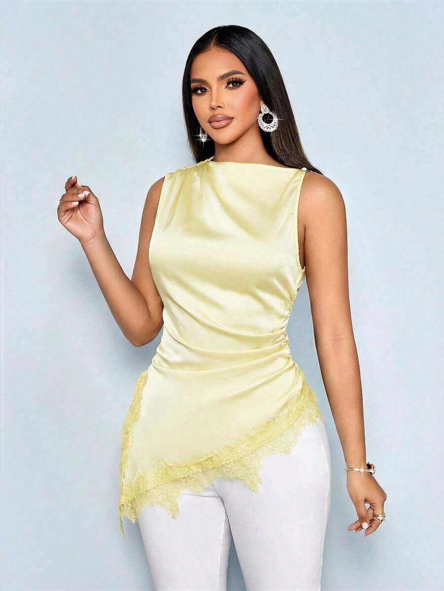 Blusa de satén elegante y minimalista para mujer con cuello alto simulado, recortes de encaje negro, parches y bajo asimétrico sin mangas - Amarillo claro - Ver 1