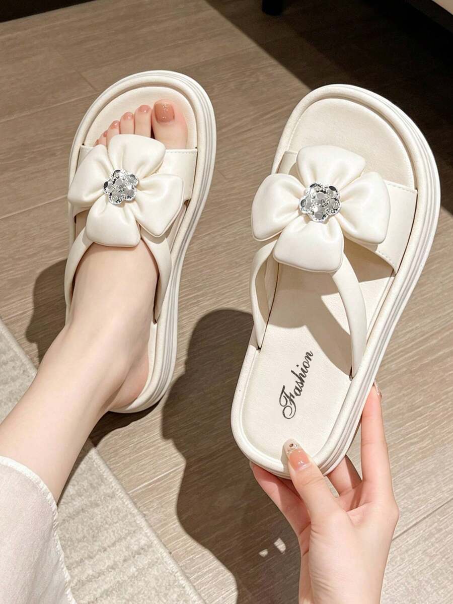 Sandalias de diapositivas con tira brillante y suela gruesa con estilo floral coreano, versátiles para ir al trabajo y la playa, verano - Blanco - Ver 1