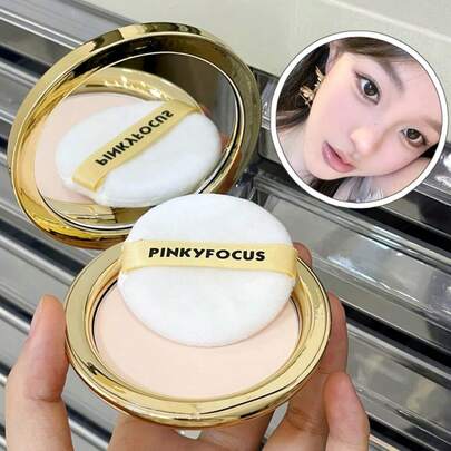 PINKYFOCUS Polvo de fijación luminoso de plumas suaves, textura fina y sedosa, control de aceite y fijación de maquillaje de larga duración, resistente al agua y al sudor, sin decoloración ni opacidad, minimiza los poros, ilumina el tono de la piel, control de aceite y fijación todo en uno, portátil para retoques diarios, esencial cosmético