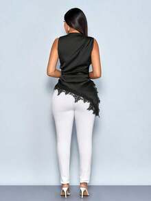 Blusa de satén elegante y minimalista para mujer con cuello alto simulado, recortes de encaje negro, parches y bajo asimétrico sin mangas - Negro - Ver 10
