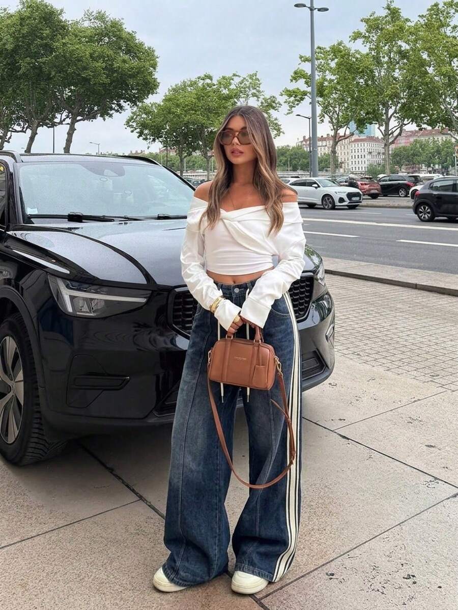 Quần jeans ống đứng dáng rộng cạp cao, có dây rút, thiết kế mới, giúp thon gọn vóc dáng.