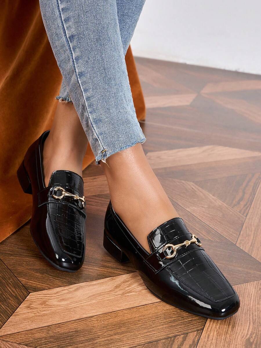 Mocasines de tacón bajo negro para mujer, estilo británico retro de punta redonda, diseño de parches universitarios, adecuados para primavera/otoño, trabajo y uso diario - Negro - Ver 1