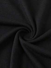 Ropa para mujeres de talla grande - Una camiseta elegante y casual de cuello redondo diseñada para mujeres de talla grande, con un gráfico de estilo rock irónico que dice "MOMBIE" y muestra una mano de calavera haciendo un gesto de rock, perfecta para usar en primavera y verano. - Negro - Ver 5
