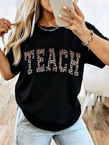 1 Piece Of Women's Leopard Print T-Shirt For Teachers - Comfortable Crew Neck, Short Sleeves, With A Teaching-Themed Design And School Team Logo. A Casual T-Shirt Designed Specifically For Educators, Suitable As A Teacher's Day Gift Or For Wearing To Events (Black Background With Brown Lettering). Suitable For Spring, Summer, And Autumn. Geometric Pattern Design, Relaxed Fit, Stylish, Versatile, And Practical. 180g 100% Cotton - 黑色 - 查看 1