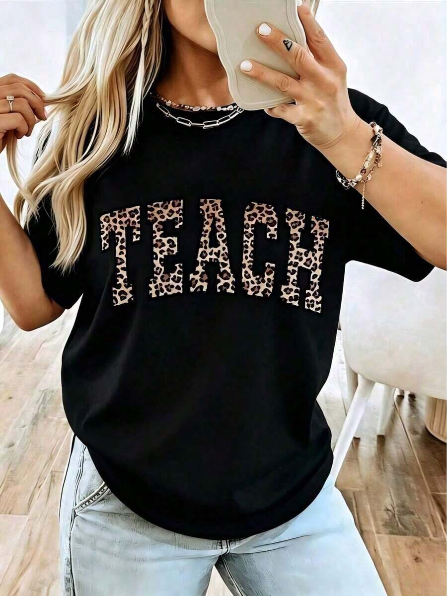 1 Piece Of Women's Leopard Print T-Shirt For Teachers - Comfortable Crew Neck, Short Sleeves, With A Teaching-Themed Design And School Team Logo. A Casual T-Shirt Designed Specifically For Educators, Suitable As A Teacher's Day Gift Or For Wearing To Events (Black Background With Brown Lettering). Suitable For Spring, Summer, And Autumn. Geometric Pattern Design, Relaxed Fit, Stylish, Versatile, And Practical. 180g 100% Cotton - 黑色 - 查看 1