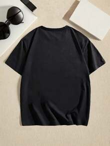 Camiseta para hombre con logo de gallo blanco - Diseño inspirado en el béisbol con gráfico de bloques de color rojo, blanco y azul llamativos - Camiseta estilo streetwear para uso casual, moda urbana y outfits diarios - Regalo perfecto para fans del deporte y amantes de la ropa de moda - Oscuro - Ver 3