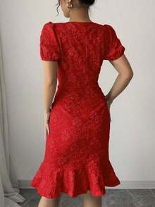 Vestido elegante de mujer de tela jacquard con cuello redondo, mangas abullonadas y volante en el bajo, de silueta ceñida y longitud media.Adecuado para diversos ocasiones como uso diario, cócteles y estilo callejero.Verano - Rojo - Ver 2
