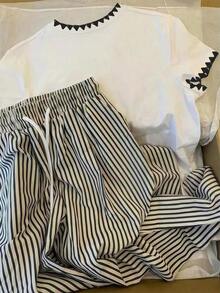 Conjunto informal de 2 piezas de mujer con camiseta de rayas y pantalones de unicolor, para verano - Blanco - Ver 2