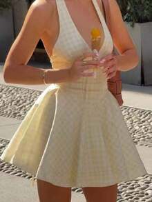 Vestido corto de verano casual y lindo con espalda descubierta y sin mangas, falda suelta y fluida.El área de la espalda descubierta tiene un diseño anudado, tela ligera y transparente con textura suave. - Amarillo claro - Ver 5