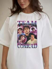 Ropa de mujer de estilo vintage urbano para primavera y verano, con el destacado texto "TEAM CONRAD" en una fuente degradada de morado y azul, cinco fotos de retratos masculinos pegadas debajo y un efecto de luz eléctrica morada en el fondo. El diseño general es un respaldo de personaje respaldado por los fans, resaltando la cohesión temática de "Team Conrad". La camiseta es 100% algodón y transpirable. - Blanco - Ver 12