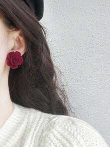 1 Đôi bông tai hình hoa hồng bằng nhung màu đỏ tía sang trọng kiểu Pháp cổ điển, phù hợp cho phụ nữ đeo hàng ngày, đi làm, dự lễ hội và tiệc tùng. - Màu Đỏ Sâu - Xem 2