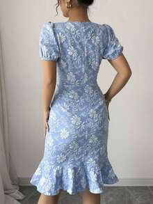Vestido elegante de mujer de tela jacquard con cuello redondo, mangas abullonadas y volante en el bajo, de silueta ceñida y longitud media.Adecuado para diversos ocasiones como uso diario, cócteles y estilo callejero.Verano - Celeste - Ver 2