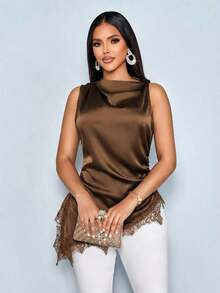 Blusa de satén elegante y minimalista para mujer con cuello alto simulado, recortes de encaje negro, parches y bajo asimétrico sin mangas - Gris Oscuro - Ver 6