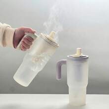 1个便携式水瓶，带茶漏和吸管，塑料材质，适用于牛奶、咖啡、茶等饮品，850毫升透明水杯，可重复使用，防漏设计，适合学生和成人使用，可用于学校、办公室、露营、野餐、旅行、徒步等场合。 - 彩色 - 查看 4