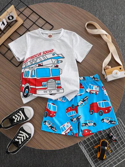 Bộ 2 món cho bé trai, gồm áo thun ngắn tay mỏng nhẹ in hình ô tô và máy xúc, và quần short in hình ô tô toàn thân, thích hợp mặc mùa hè.