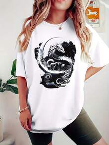 Playera de Mujer con Estampado de Dragón y Luna Blanca Estilo Gótico Moderno "Silent Chaos" Manga Corta Cuello Redondo Oversize Suave - Blanco - Ver 2