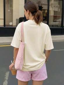 Conjunto de camiseta de manga corta holgada con estampado "Be Still & Know" y pantalones cortos a rayas, traje de mujer, conjunto de dos piezas femenino, atuendo de verano para mujer, ropa de vacaciones, ropa de viaje, estilo de playa, vestimenta de vacaciones minimalista - Multicolor - Ver 2