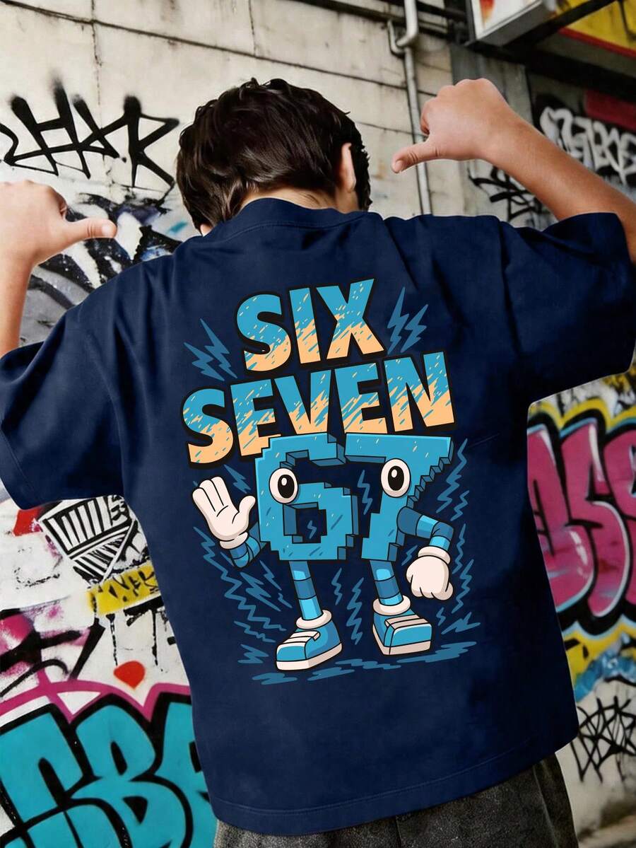 Esta Camiseta Casual de Gola Redonda Azul-Marinho é Especialmente Projetada para Crianças Mais Velhas, com uma Estampa Criativa de 67 Letras, Muito Adequada para Meninos e Crianças Ligeiramente Mais Velhas Usarem. - Azul Marinho - Visão 1