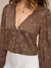 Blusa de manga larga con cuello en V y bordado floral, adecuada para salidas casuales, blusas de manga larga - Café integral - Ver 1