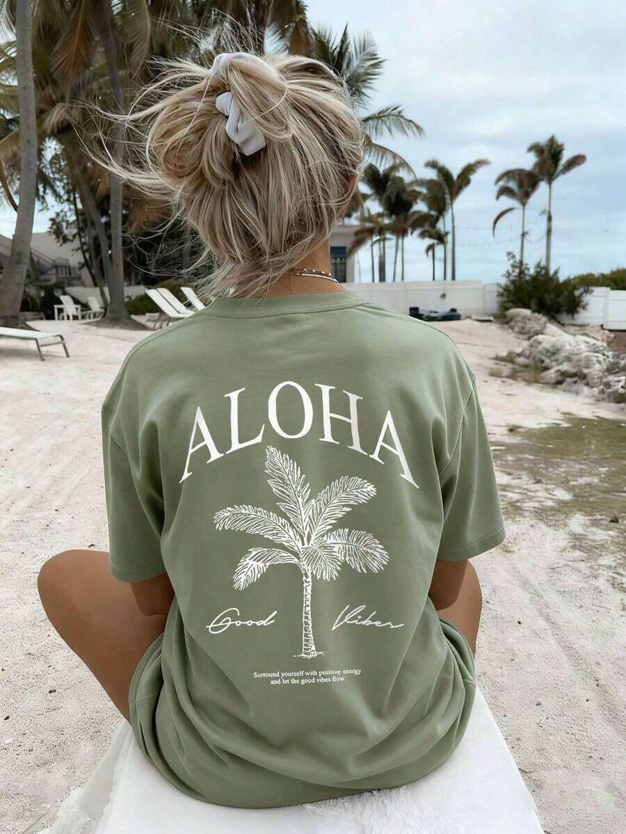 Women's Loose-Fitting Cotton T-Shirt With A Round Neck In Light Pink, Featuring A Palm Tree Print And The Text "ALOHA" On The Back, In A Casual Hawaiian Vacation Style. - 草綠色 - 查看 1