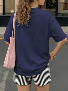 Conjunto de camiseta de manga corta holgada con estampado "Be Still & Know" y pantalones cortos a rayas, traje de mujer, conjunto de dos piezas femenino, atuendo de verano para mujer, ropa de vacaciones, ropa de viaje, estilo de playa, vestimenta de vacaciones minimalista - Niebla azul 3 - Ver 2