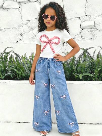 Bộ 2 món dễ thương cho bé gái gồm áo thun nơ 3D và quần ống rộng giả denim màu xanh nhạt, thích hợp cho hoạt động ngoài trời hàng ngày, đi học, dã ngoại.