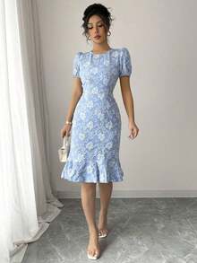 Vestido elegante de mujer de tela jacquard con cuello redondo, mangas abullonadas y volante en el bajo, de silueta ceñida y longitud media.Adecuado para diversos ocasiones como uso diario, cócteles y estilo callejero.Verano - Celeste - Ver 5