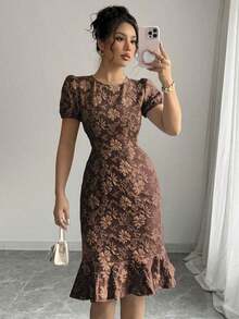 Vestido elegante de mujer de tela jacquard con cuello redondo, mangas abullonadas y volante en el bajo, de silueta ceñida y longitud media.Adecuado para diversos ocasiones como uso diario, cócteles y estilo callejero.Verano - Café integral - Ver 3