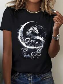 Playera de Mujer con Estampado de Dragón y Luna Blanca Estilo Gótico Moderno "Silent Chaos" Manga Corta Cuello Redondo Oversize Suave - Negro - Ver 2