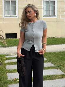 Camiseta de cuello redondo acanalada con botones y manga corta, ideal para primavera, verano, días festivos, aeropuerto, otoño, vuelta al colegio e invierno - Gris Claro - Ver 12