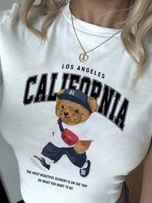 Crop top ajustado de mujer cuello redondo manga corta con estampado de oso estilo California juvenil, diseño minimalista súper a la moda.Ideal para regreso a clases y uso diario en verano, tela fresca y muy cómoda.Queda padrísima para salir, reuniones y look casual, fácil de combinar con jeans y shorts, el favorito de las chicas jóvenes. 8337 - Blanco - Ver 6