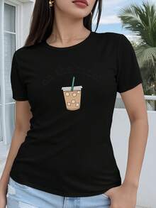 Camiseta de mujer de algodón puro con estampado, que presenta un diseño geométrico 2D de un vaso de bebida helada con la palabra "on the ros" impresa en ella. Es una camiseta casual de manga corta y cuello redondo, adecuada para todas las estaciones, disponible en varios colores y tallas. Cuenta con un estilo festivo, moderno y retro, material transpirable y estampados divertidos. - Negro - Ver 1
