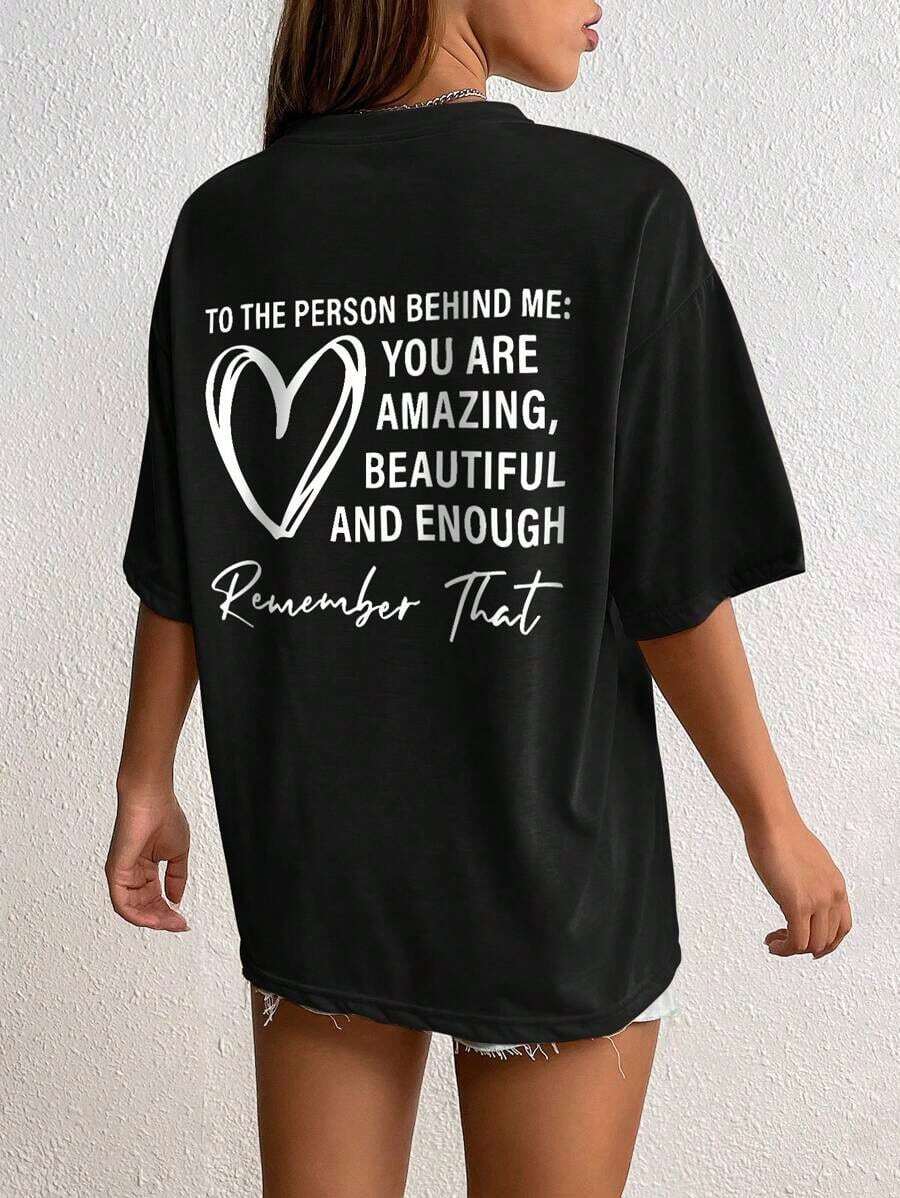 Off-The-Shoulder T-Shirt With A Heart Graphic And The Slogan: "TO THE PERSON BEHIND ME: YOU ARE AMAZING, BEAUTIFUL, AND ENOUGH." Remember That. Women's Graphic Tees. - 白色 - 查看 1