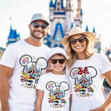 Disney 1PC Licensed "Disney Trip 2026" Castle & Friends Family Matching Short Sleeve T-Shirt, Perfect For Family Trips, Vacations & Theme Parks. New Style, Ideal For Disney Travel, Family Gatherings & Casual Outings, Suitable For Men, Women & Kids. Made Of High-Quality Cotton, Comfortable & Breathable Fabric. Exquisite Vivid Castle & Mickey Friends Print Design, The Best Gift For Disney Fans & Families. - 男士/孩子T卹 - 查看 1