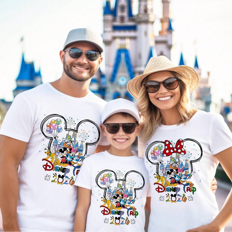 Disney 1PC Licensed "Disney Trip 2026" Castle & Friends Family Matching Short Sleeve T-Shirt, Perfect For Family Trips, Vacations & Theme Parks. New Style, Ideal For Disney Travel, Family Gatherings & Casual Outings, Suitable For Men, Women & Kids. Made Of High-Quality Cotton, Comfortable & Breathable Fabric. Exquisite Vivid Castle & Mickey Friends Print Design, The Best Gift For Disney Fans & Families. - 男士/孩子T卹 - 查看 1