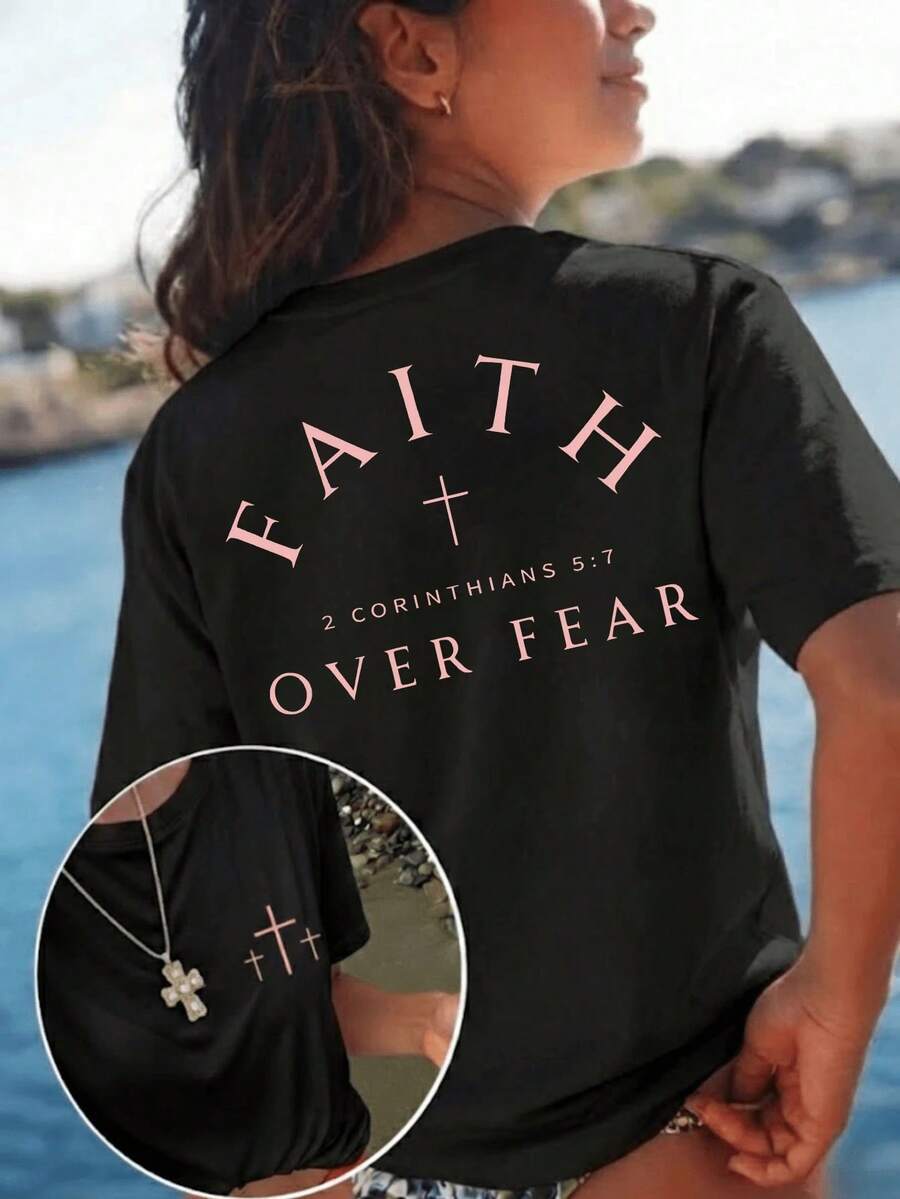 Estilo Y2K, estilo moderno, lo más nuevo de 2026, estilo lindo, estilo casual. Camiseta de mujer con versículo bíblico "Fe por encima del miedo", camiseta gráfica inspiradora cristiana de corte regular, cómoda camiseta casual de manga corta 2026, ropa de fe con cuello redondo, rosa, verano, 180g (tallas S-XXXL). - Negro 2 - Ver 1