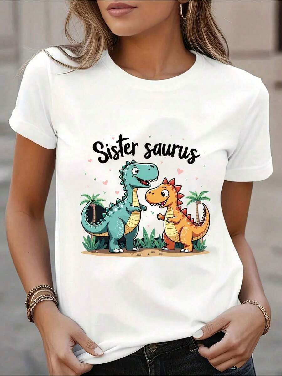 Diseñada para mujeres modernas, elegantes y cómodas. Camiseta casual de mujer con estampado de dinosaurios, manga corta y cuello redondo, de mezcla de poliéster elástico, lavable a máquina, con un divertido diseño de "Sister Saurus" con dinosaurios de dibujos animados. Confeccionada con tela suave y transpirable de primera calidad, diseñada para ofrecer comodidad durante todo el día y uso diario versátil, perfecta para salidas informales. - Blanco - Ver 1