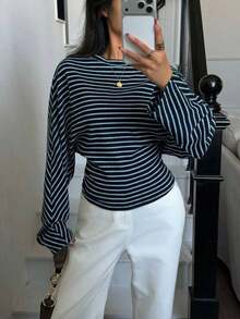 Camiseta de manga larga a rayas para mujer, para primavera y otoño.Presenta una base color albaricoque cremosa con finas rayas marrones, un diseño holgado de manga larga y una silueta que estiliza y realza la cintura.Confeccionada con un tejido de punto suave y cómodo, esta blusa ofrece un estilo casual pero elegante, adecuada tanto para ocasiones informales como de trabajo.Top de verano de manga larga a rayas - Azul y negro - Ver 7