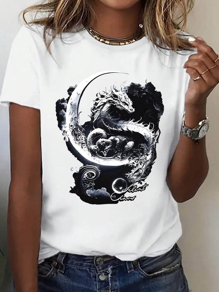 Playera de Mujer con Estampado de Dragón y Luna Blanca Estilo Gótico Moderno "Silent Chaos" Manga Corta Cuello Redondo Oversize Suave - Blanco - Ver 1