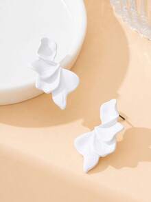 1 Pair Elegant White Textured Floral Half-Ear Design Earrings, Suitable For Women's Travel, Dating, Daily Wear - White - View 3