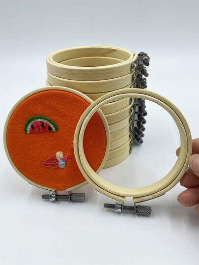 Bộ 10 khung thêu tre, vòng thêu chữ thập mini điều chỉnh được 3,54 inch, vòng tròn thêu tre mịn, thích hợp cho các sản phẩm thủ công DIY nhỏ, may vá, trang trí treo, đế lót ly, túi thơm, v.v., dành cho người mới bắt đầu và người có sở thích thêu.